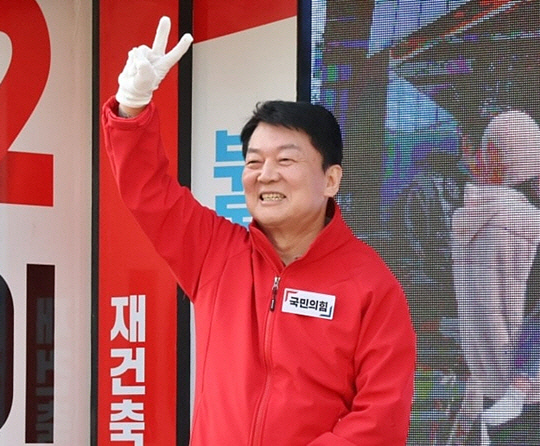 지난 4·2 재보궐선거 공식선거운동 기간 경기 성남분당갑 지역구의 안철수 국민의힘 의원이 이승진 당시 경기도의원(성남6) 보궐선거 후보 지원유세를 하고 있다.<안철수 국회의원 페이스북 사진 갈무리>